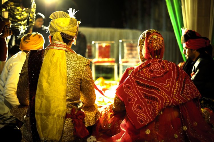 क्या सोशल मीडिया शादीशुदा जीवन में दूरियाँ बढ़ा रहा है?